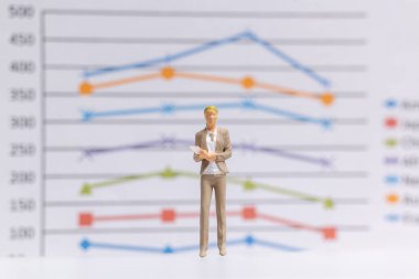 İş grafiği arka planında duran minyatür iş kadını, iş büyüme kavramı