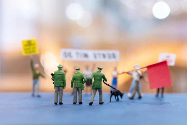 Miniatuur Mensen Demonstranten Die Borden Vasthouden Hun Handen Opsteken Voor — Stockfoto