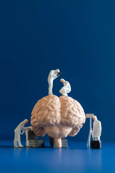 Pessoas Miniatura Cientista Observando Discutindo Sobre Cérebro Humano Cuidados Médicos — Fotografia de Stock