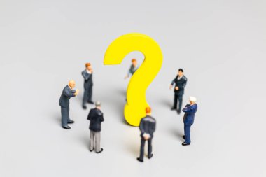 Minyatür insanlar, büyük bir sorusu olan iş adamı. sorun kavramını çözmeye çalışan işçiler