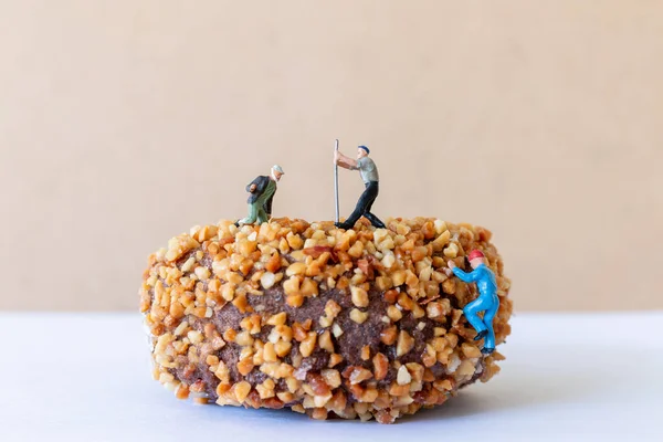 Miniatuur Mensen Werken Team Het Maken Van Zelfgemaakte Chocolade Butternut — Stockfoto