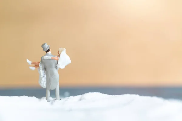 Personas Miniatura Pareja Feliz Boda Playa Blanca Concepto Boda — Foto de Stock