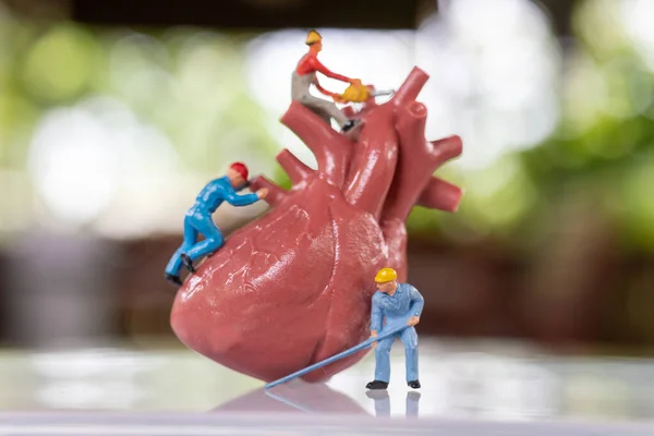 Personas Miniatura Equipo Trabajo Examina Corazón Escuchar Latido Del Corazón — Foto de Stock