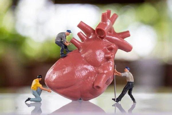 Personas Miniatura Equipo Trabajo Examina Corazón Escuchar Latido Del Corazón — Foto de Stock