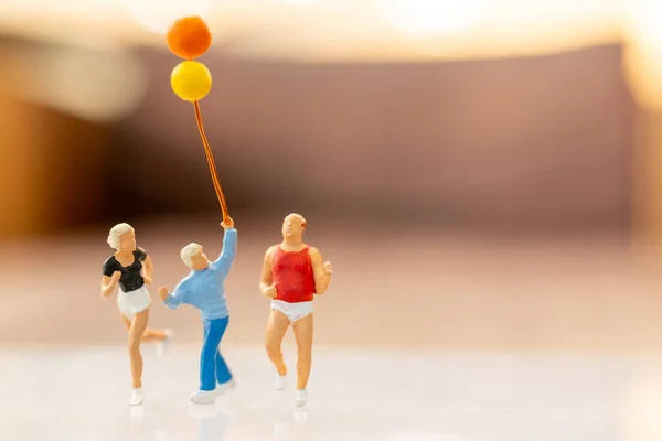 Pessoas Miniatura Família Feliz Correndo Brincando Com Balão Conceito Infância — Fotografia de Stock