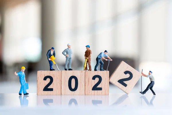 Personas Miniatura Equipo Trabajo Crear Bloque Madera Número 2022 Feliz — Foto de Stock