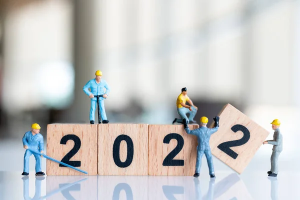 Miniaturowi Ludzie Pracownicy Tworzą Drewniany Blok Numer 2022 Szczęśliwego Nowego — Zdjęcie stockowe