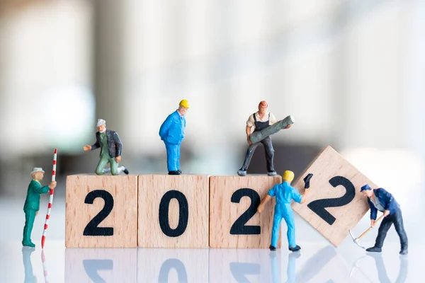 Personas Miniatura Equipo Trabajo Crear Bloque Madera Número 2022 Feliz — Foto de Stock