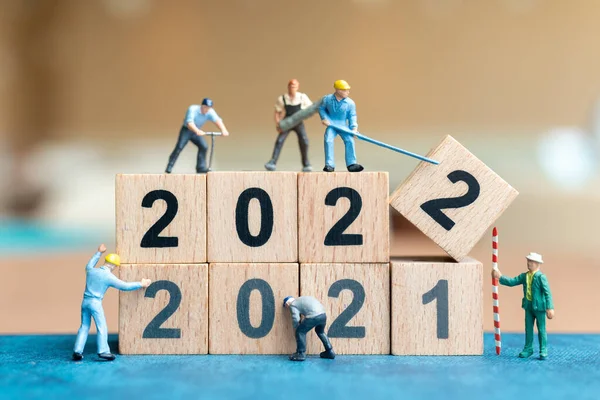 Personas Miniatura Equipo Trabajo Crear Bloque Madera Número 2022 Feliz — Foto de Stock