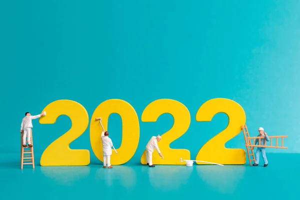Miniatyr Människor Arbetare Team Målning Nummer 2022 Gott Nytt Koncept — Stockfoto