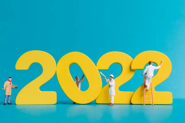 Miniatyr Människor Arbetare Team Målning Nummer 2022 Gott Nytt Koncept — Stockfoto