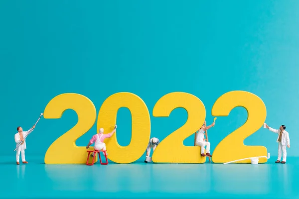 Мініатюрні Люди Робітнича Команда Живопис Номер 2022 Року Щасливий Новий — стокове фото