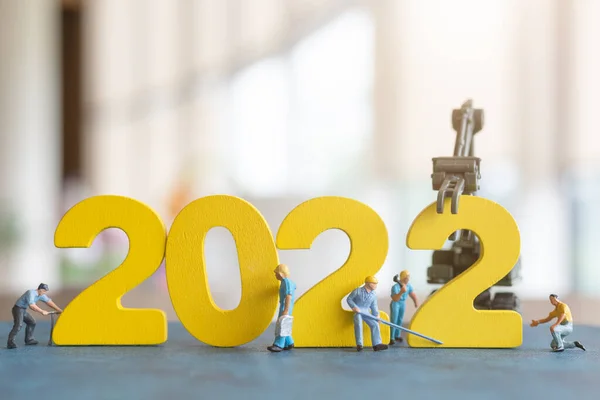 Minyatür işçi takımı 2022 numaralı bina, mutlu yıllar konsepti.