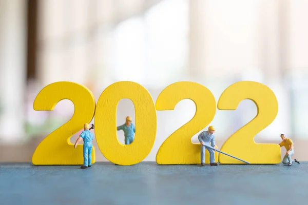 Minyatür işçi takımı 2022 numaralı bina, mutlu yıllar konsepti.