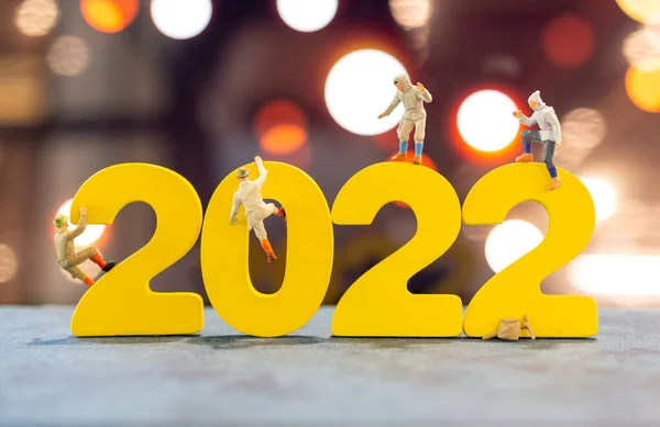 Miniatyr Människor Klättra Upp Trä Med Nummer 2022 Gott Nytt — Stockfoto