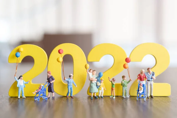 Personas Miniatura Familia Feliz Celebración Globo Número Blanco 2022 Feliz — Foto de Stock