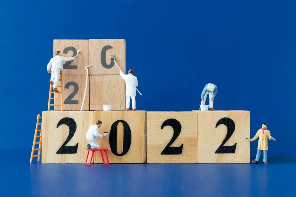 Personas Miniatura Trabajador Equipo Pintura Número 2022 Feliz Año Nuevo — Foto de Stock