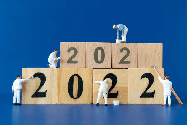 Μινιατούρα Άτομα Εργαζομένων Ομάδα Ζωγραφική Αριθμό 2022 Ευτυχισμένο Νέο Έτος — Φωτογραφία Αρχείου