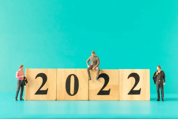Personas Miniatura Gente Negocios Pie Bloque Madera Número 2022 Feliz — Foto de Stock