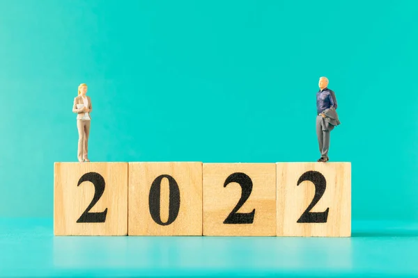 Personas Miniatura Gente Negocios Pie Bloque Madera Número 2022 Feliz — Foto de Stock