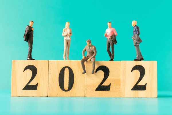 Personas Miniatura Gente Negocios Pie Bloque Madera Número 2022 Feliz — Foto de Stock