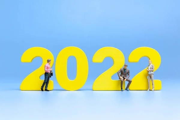 Personas Miniatura Gente Negocios Pie Número 2022 Feliz Año Nuevo — Foto de Stock