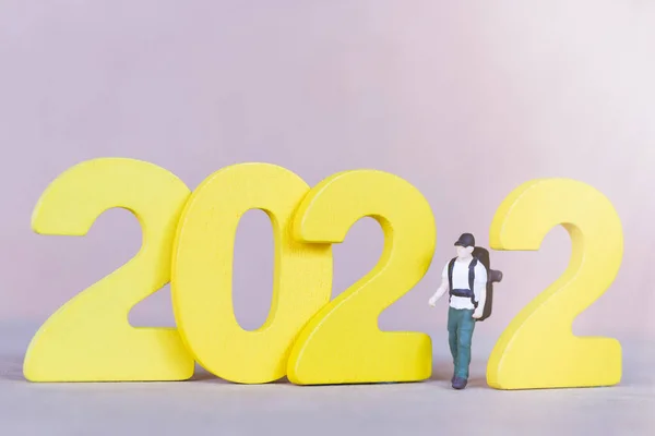 Mochilero Miniatura Personas Pie Número Madera 2022 Feliz Año Nuevo — Foto de Stock