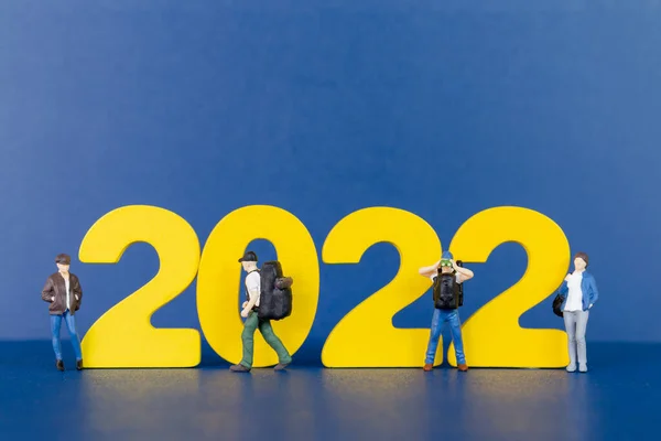 Pessoas Miniatura Mochileiro Número Madeira 2022 Conceito Feliz Ano Novo — Fotografia de Stock