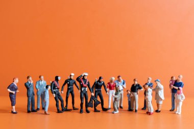 Minyatür insanlar dalış eğitmeni ve öğrenciler öğrencilere tüplü dalış yapmayı, su altında güvenli dalış kavramını öğretiyor.