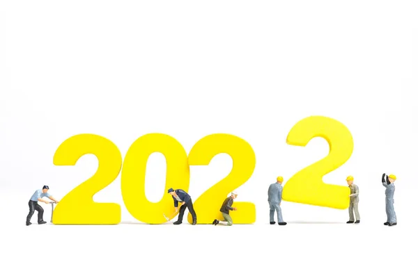 Miniatuur Mensen Werknemer Team Bouwen Nummer 2022 Gelukkig Nieuwjaar Concept — Stockfoto
