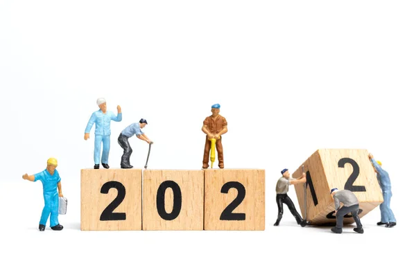 Miniaturmenschen Arbeiter Team Kreiert Holzklotz Nummer 2022 Frohes Neues Jahr — Stockfoto