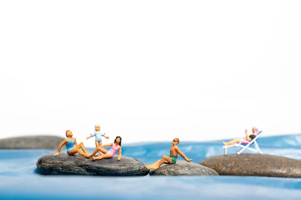 Pessoas Miniatura Família Feliz Sentada Nas Grandes Rochas Perto Costa — Fotografia de Stock