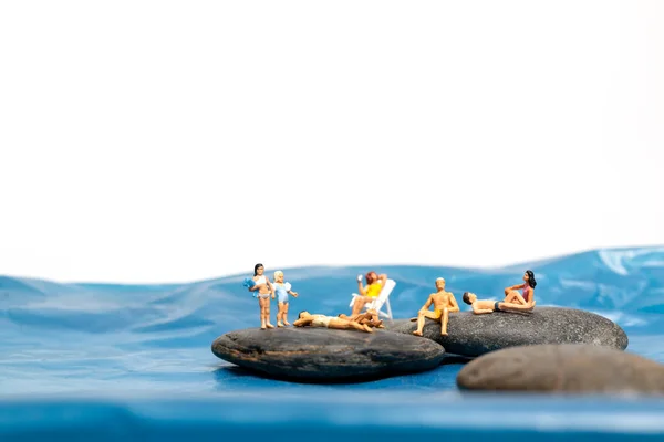 Миниатюрные Люди Счастливая Семья Сидящая Больших Скалах Побережья Синим Морем — стоковое фото