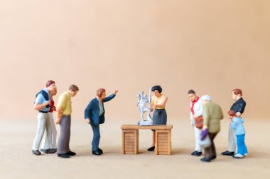 Minyatür insanlar, Heykel Okulu heykel dersleri ve heykel dersleri veriyor.