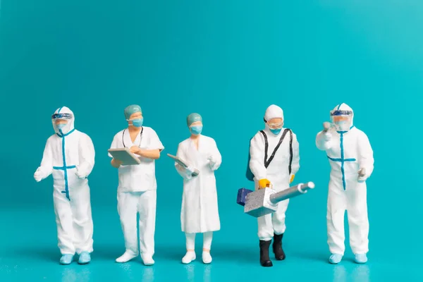 Equipo Personas Miniatura Médicos Hombres Mujeres Que Luchan Contra Enfermedades — Foto de Stock