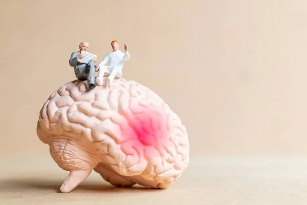 Pessoas Miniatura Cirurgião Falou Com Paciente Sobre Lesões Cerebrais Conceito — Fotografia de Stock