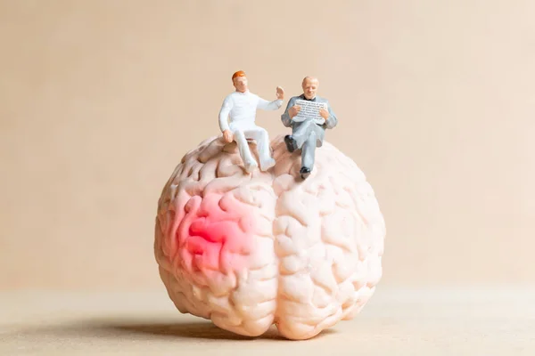 Personas Miniatura Cirujano Habló Con Paciente Sobre Lesiones Cerebrales Concepto —  Fotos de Stock