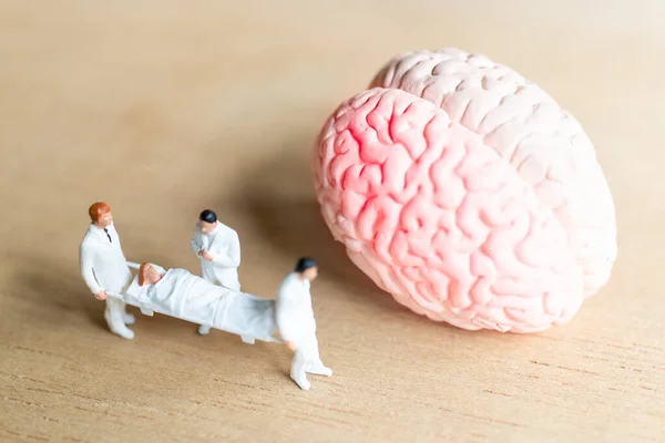 Pessoas Miniatura Cirurgião Falou Com Paciente Sobre Lesões Cerebrais Conceito — Fotografia de Stock