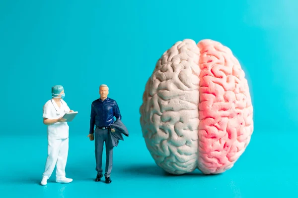 Μικροσκοπικοί Άνθρωποι Χειρουργός Μίλησε Ασθενή Για Εγκεφαλικά Τραύματα Παγκόσμια Ημέρα — Φωτογραφία Αρχείου