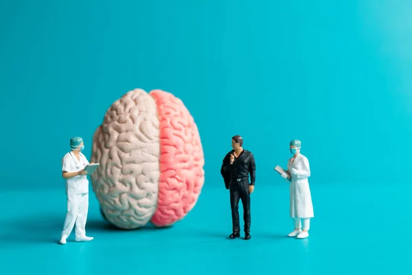 Pessoas Miniatura Cirurgião Falou Com Paciente Sobre Lesões Cerebrais Conceito — Fotografia de Stock