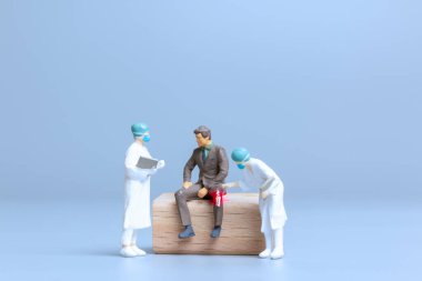 Minyatür insanlar. Doktorlar romatizma, osteoartrit, dünya artrit günü konseptini tedavi ediyorlar.