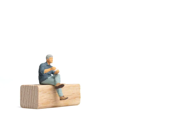 Miniatuur Mensen Zakenman Zittend Houten Stoel Geïsoleerd Witte Achtergrond Ruimte — Stockfoto