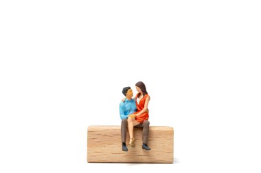 Minyatür insanlar Ahşap sandalyede oturan çift ve mesaj için yer, Sevgililer Günü konsepti