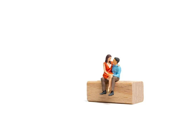 Personnes Miniatures Couple Assis Sur Une Chaise Bois Espace Pour — Photo
