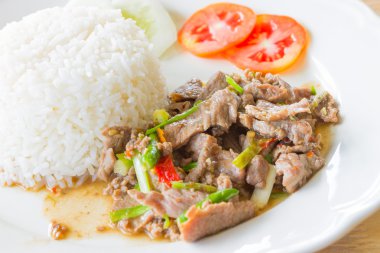 domuz eti ile chilies kızarmış dilimlenmiş 