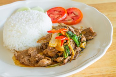 fesleğen ile tavada kızartılmış Baharatlı biftek