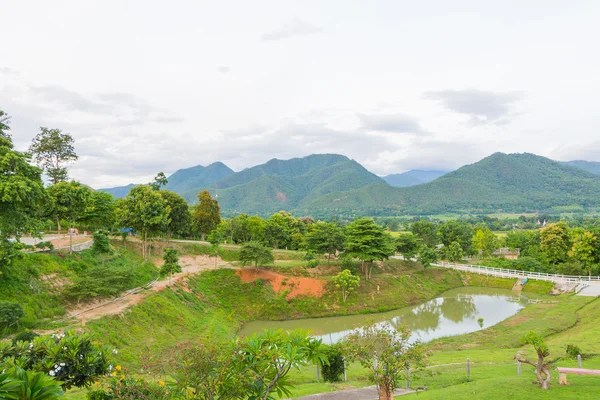 Innergård och berg norr om thailand — Stockfoto