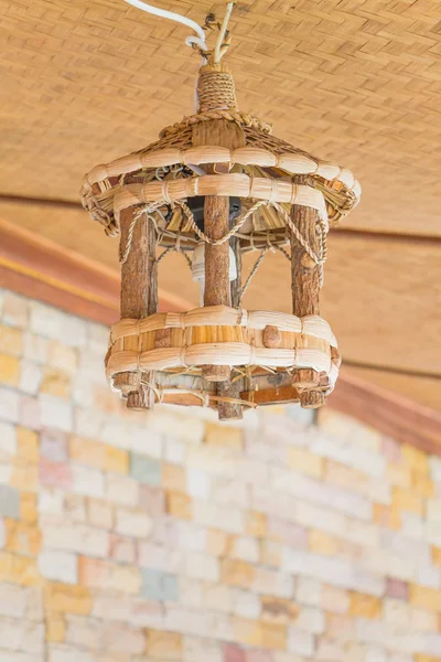 Vecchia lampada in legno a sospensione — Foto Stock