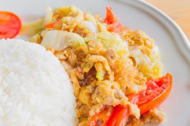 yumurta ve tavuk kızarmış şehriye 