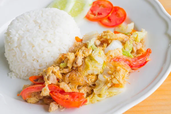 Gebratene Vermicelli mit Ei und Huhn — Stockfoto